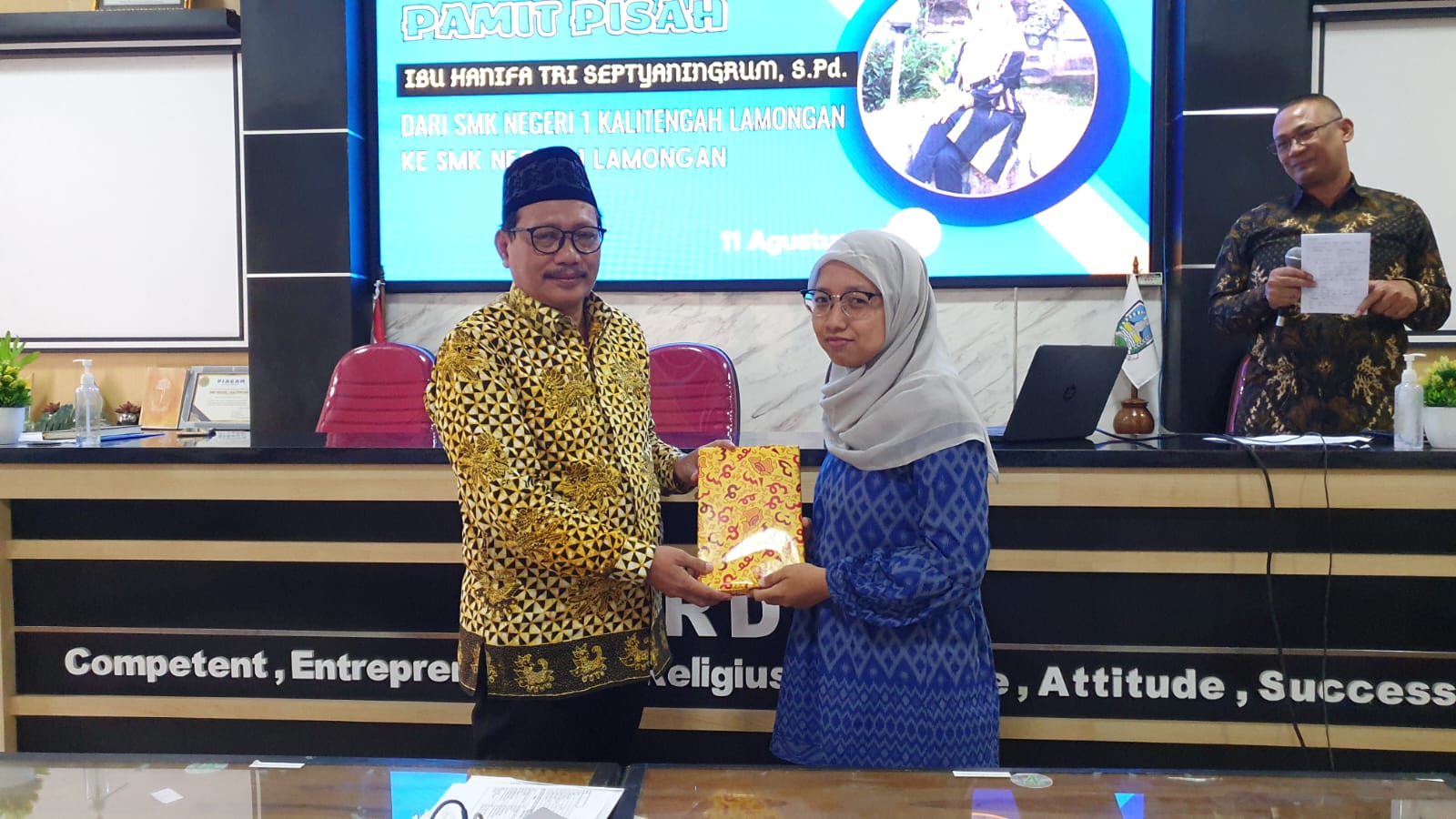 Pamit Pisah Ibu Hanifah Tri Septyaningrum, S.Pd Dari SMK Negeri 1 Kalitengah Lamongan Ke SMK Negeri 1 Lamongan