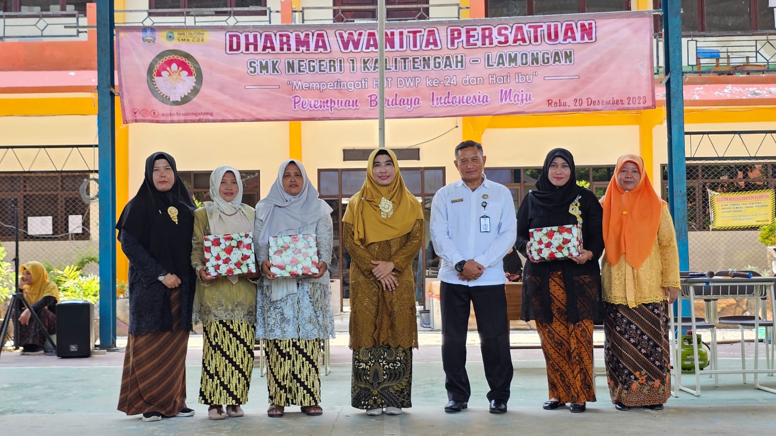 DHARMA WANITA PERSATUAN SMK NEGERI 1 KALITENGAH LAMONGAN “Memperingati HUT DWP Ke-24 dan Hari Ibu” Perempuan Berdaya Indonesia Maju